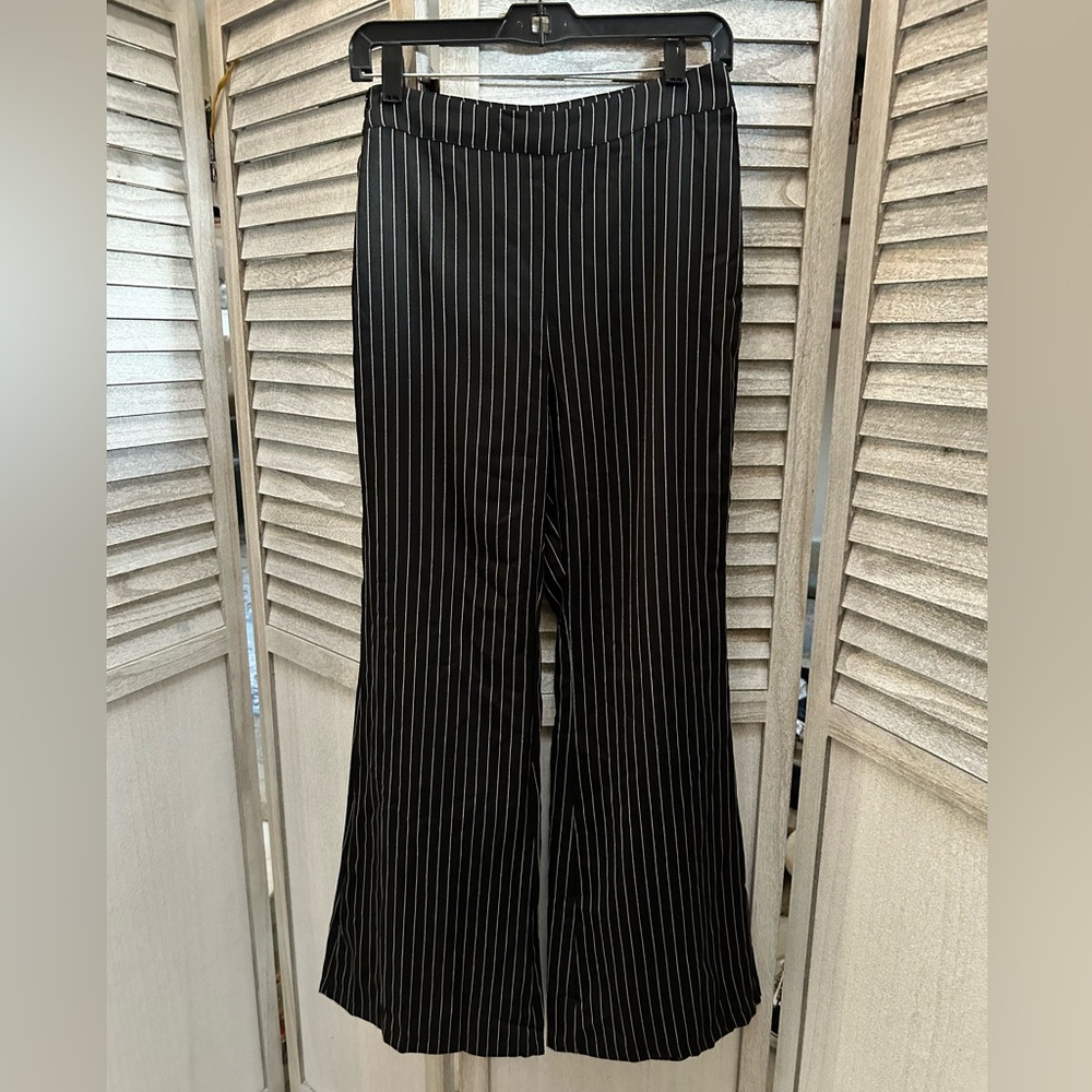 ROMWE Pinstripe Black & White Slacks Pants Woman’s Size 4 Small juniors Wide Leg